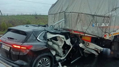 Otomobil, TIR’a arkadan çarptı: 3 yaralı