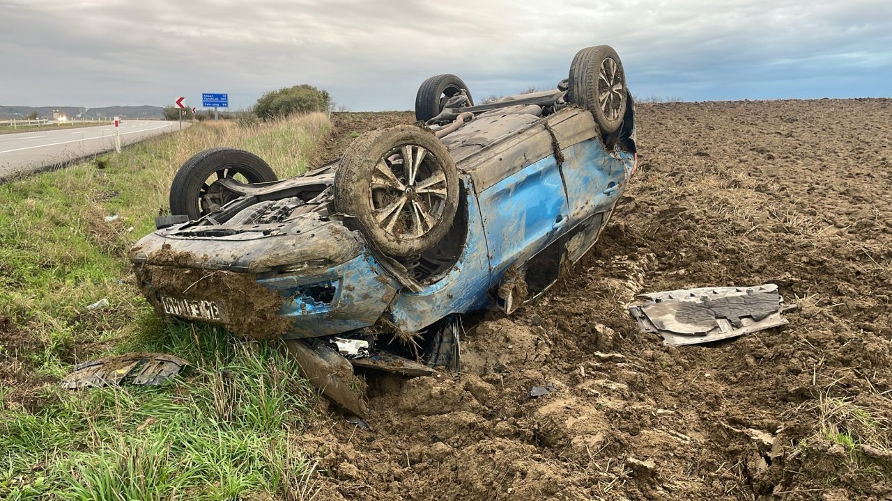 Otomobil yağış nedeniyle kayganlaşan yolda takla attı: 2 yaralı