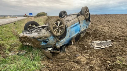 Otomobil yağış nedeniyle kayganlaşan yolda takla attı: 2 yaralı