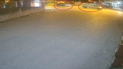 Otomobilin minibüse çarptığı kaza kamerada; 3 yaralı