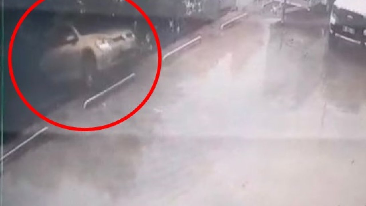 Otomobilini yanlışlıkla geri vitese alınca, 7 metre yükseklikten düştü; kaza anı kamerada