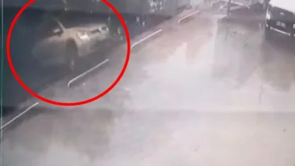 Otomobilini yanlışlıkla geri vitese alınca, 7 metre yükseklikten düştü; kaza anı kamerada