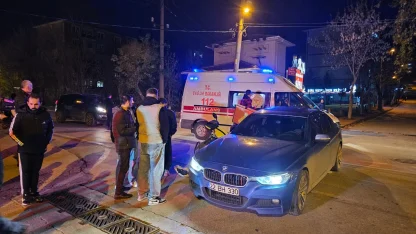 Otomobille çarpışan motosiklet sürücüsü, yaralandı