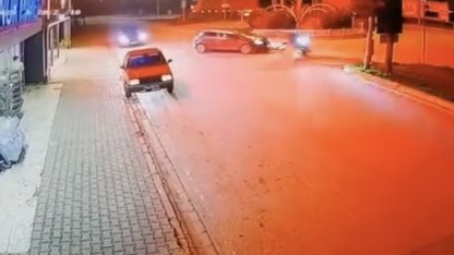 Otomobille çarpışan motosikletin sürücüsünün yaralandığı kaza kamerada