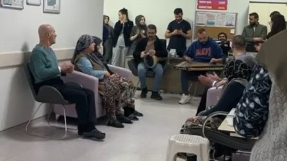 Palyatif servisteki hastalar, canlı müzikle moral buldu