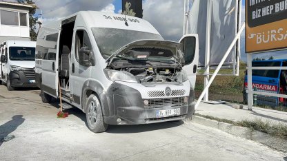 Park halinde alev alan servis minibüs yandı
