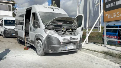 Park halinde alev alan servis minibüs yandı