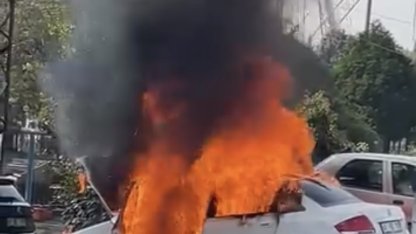 Park halindeki otomobilde çıkan yangın diğer araca sıçradı