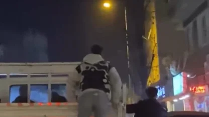 Patenli ve bisikletli 2 gencin trafikteki tehlikeli hareketleri kamerada