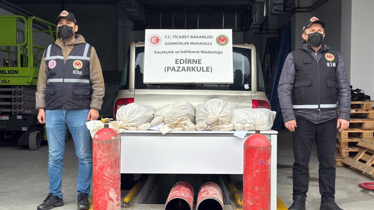 Pazarkule Sınır Kapısı&#039;nda otomobilin LPG tanklarında 19 kilo 692 gram esrar ele geçirildi