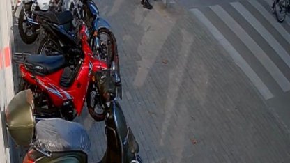 Polis aracının bisikletiyle karşıya geçen çocuğa çarptığı kaza kamerada