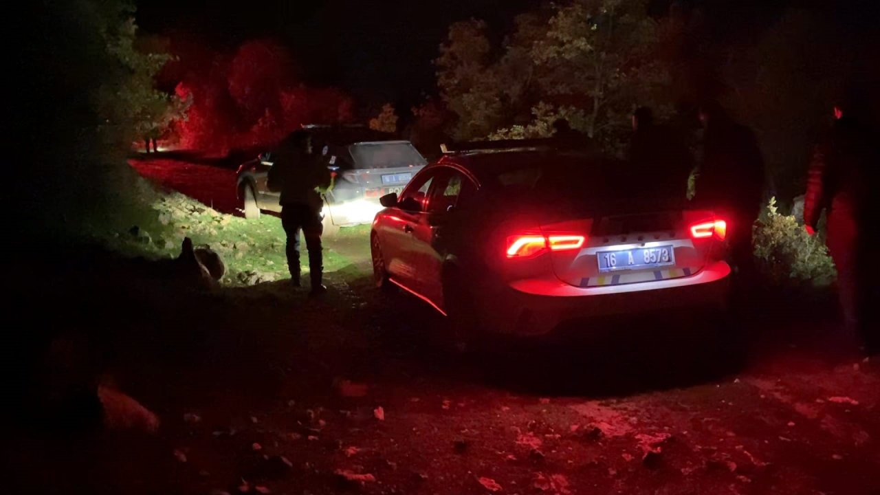 Polisin &#039;dur&#039; ihtarına uymayan sürücü, aracını bırakıp ormana kaçtı
