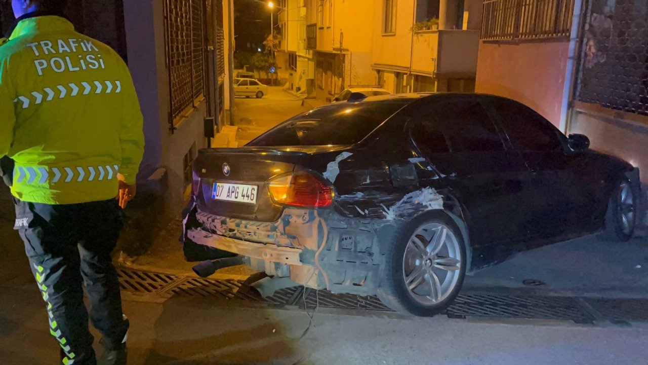 Polisin &#039;dur&#039; ihtarına uymayan sürücü, kaza yaptıktan sonra aracını bırakıp kaçtı