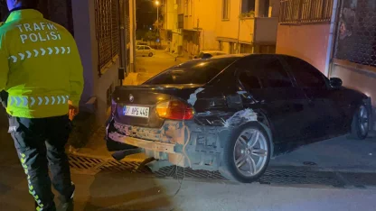 Polisin 'dur' ihtarına uymayan sürücü, kaza yaptıktan sonra aracını bırakıp kaçtı