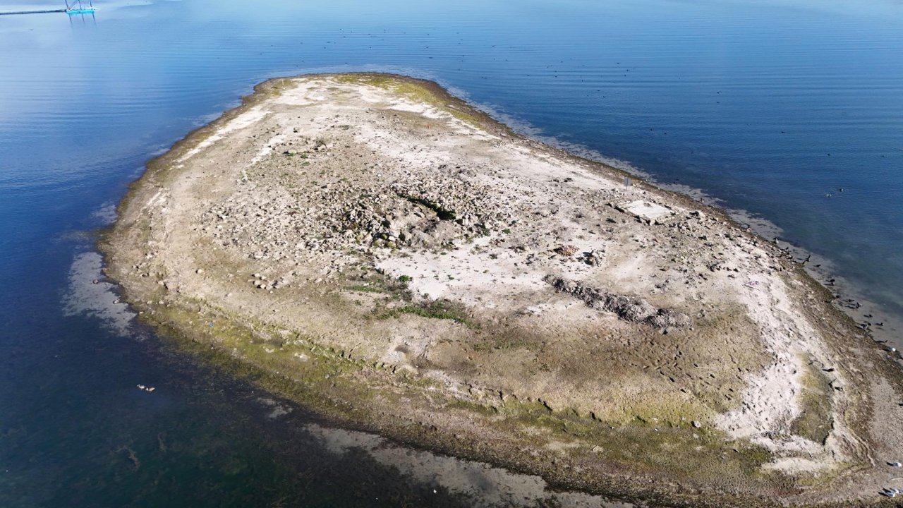 Sapanca Gölü&#039;nde sular çekilince tarihi yapı daha görünür oldu