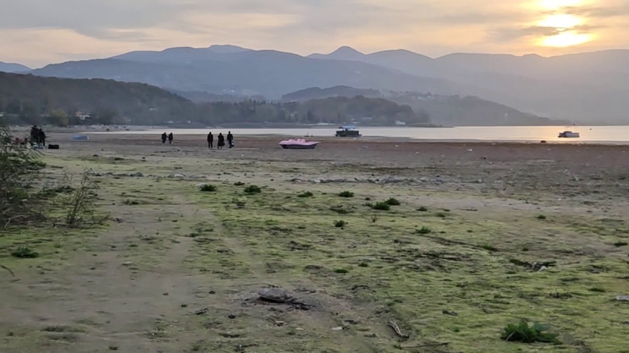 Sapanca Gölü&#039;ndeki kuraklığa, ‘Suyun olduğu yerde insanlar mangal yapıyor’ görseliyle dikkat çekti
