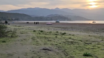 Sapanca Gölü'ndeki kuraklığa, ‘Suyun olduğu yerde insanlar mangal yapıyor’ görseliyle dikkat çekti