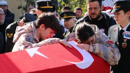 Şehit Astsubay Başçavuş Aykut’u, eşi ve oğlu parkasını giyerek son yolculuğuna uğurladı / Ek fotoğraflar