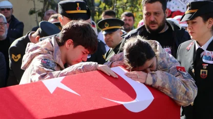Şehit Astsubay Başçavuş Aykut’u, eşi ve oğlu parkasını giyerek son yolculuğuna uğurladı / Ek fotoğraflar