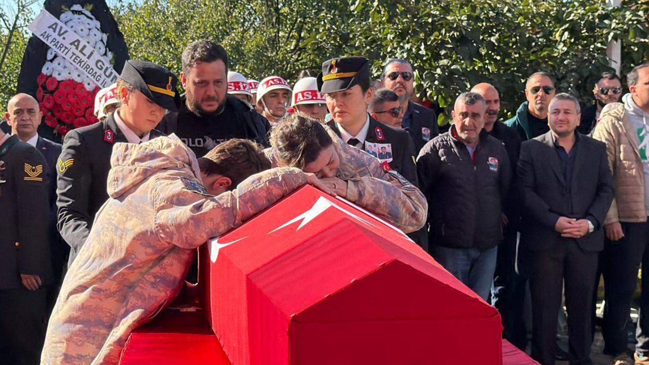 Şehit Astsubay Başçavuş Aykut’u, eşi ve oğlu parkasını giyerek son yolculuğuna uğurladı