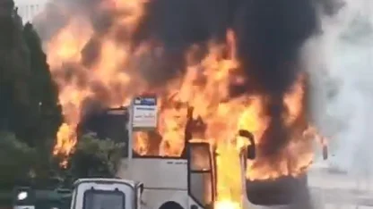 Seyir halindeki yolcu otobüsü alev alev yandı