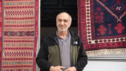 Sındırgı’da artçılar nedeniyle dükkanında çalışamayan halı ustası, işini karavana taşıdı
