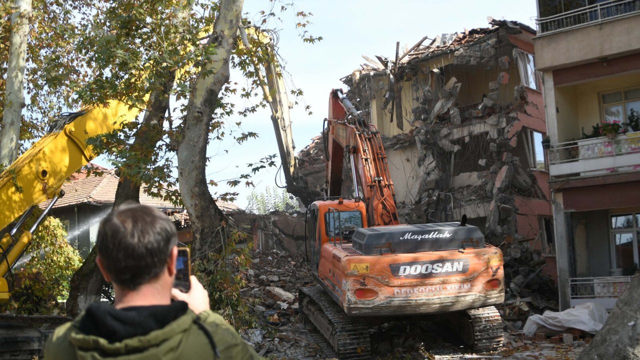 Sındırgı&#039;da depremden sonra 9 ağır hasarlı bina kontrollü şekilde yıkıldı