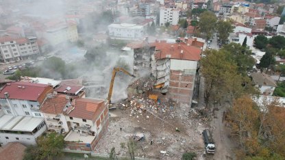 Sındırgı'da hasar gören yüksek katlı binaların riskli bölümleri traşlanıyor