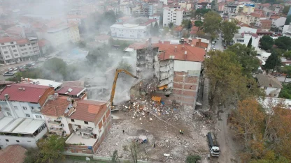 Sındırgı'da hasar gören yüksek katlı binaların riskli bölümleri traşlanıyor