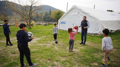 Sındırgı'da hasarlı yapıların yıkımları tamamlanıyor, konteyner kentte yaşam sürüyor / Ek fotoğraflar