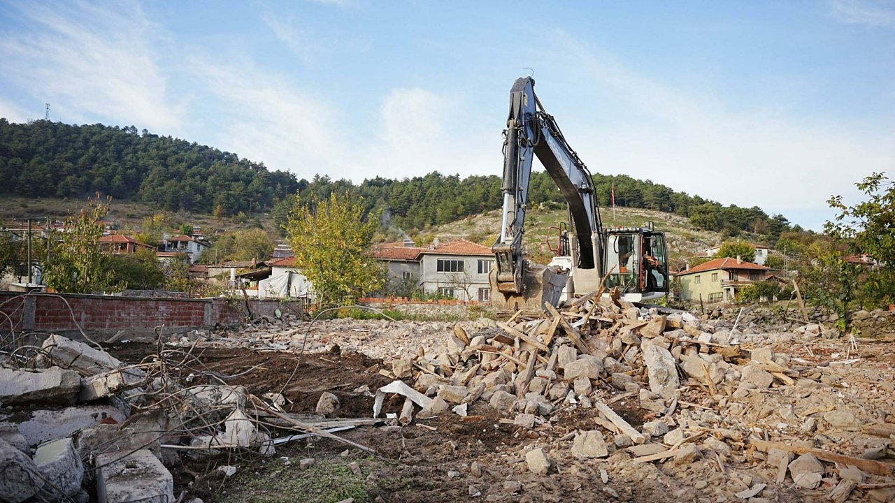 Sındırgı&#039;da hasarlı yapıların yıkımları tamamlanıyor, konteyner kentte yaşam sürüyor