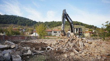 Sındırgı'da hasarlı yapıların yıkımları tamamlanıyor, konteyner kentte yaşam sürüyor