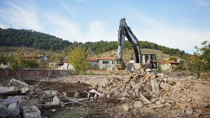 Sındırgı'da hasarlı yapıların yıkımları tamamlanıyor, konteyner kentte yaşam sürüyor