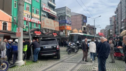 Sinyalizasyon direğine çarpan cip, tramvay seferlerini aksattı