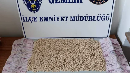 Şüphe üzerine durdurulan araçta 5 bin 526 adet uyuşturucu ecza ele geçirildi