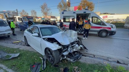 Sürücülerinin yarıştığı 2 otomobil, belediye otobüsü ile çarpıştı; 14 yaralı