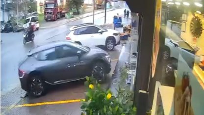 Sürücüsünün fren yerine gaza bastığı cip, şarküteri dükkanına girdi; kaza kamerada