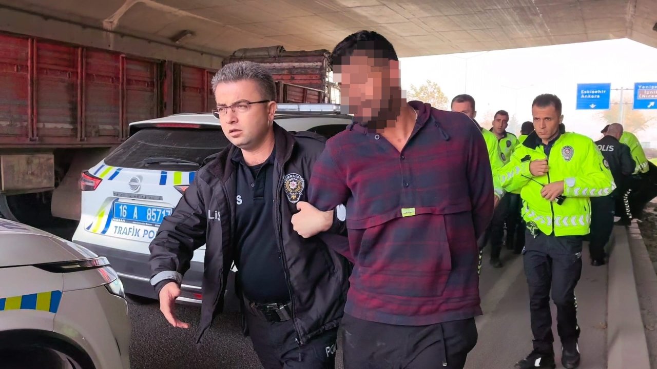 Tartıştığı kişiyi tüfekle öldürüp, polislere ateş açtı