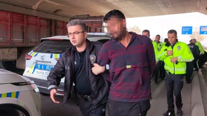 Tartıştığı kişiyi tüfekle öldürüp, polislere ateş açtı