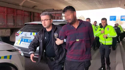 Tartıştığı kişiyi tüfekle öldürüp, polislere ateş açtı