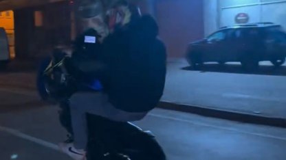 Tek teker üzerindeki tehlikeli yolculuk kamerada