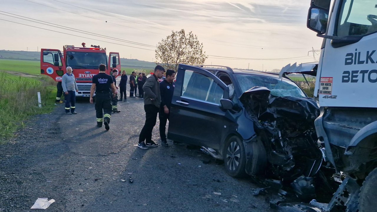 Tekirdağ&#039;da beton mikseri ile minibüs çarpıştı: 1 ölü