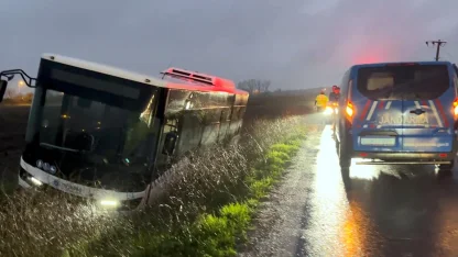 Tekirdağ’da halk otobüsü yoldan çıkarak tarlaya girdi; 2 yaralı
