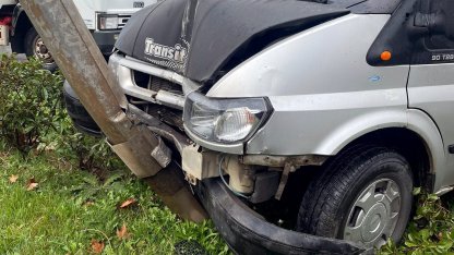 Tekirdağ’da kontrolden minibüs elektrik direğine çarptı