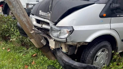 Tekirdağ’da kontrolden minibüs elektrik direğine çarptı