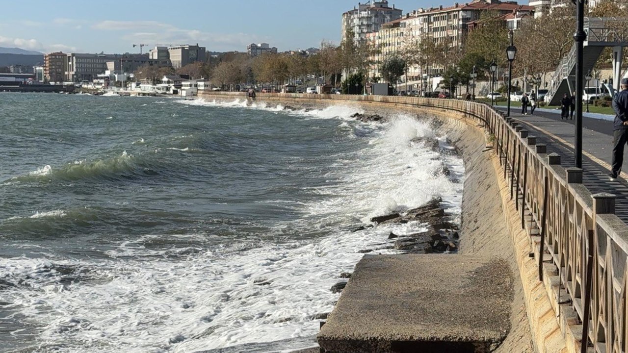 Tekirdağ&#039;da lodos etkili oldu; balıkçılar denize açılamadı
