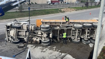 TEM Otoyolu'nda mıcır yüklü kamyon devrildi; şoför yaralandı