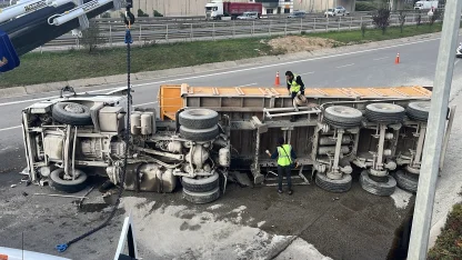 TEM Otoyolu'nda mıcır yüklü kamyon devrildi; şoför yaralandı
