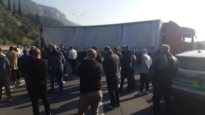 TEM'de, karşı yöne geçen TIR, 3 araçla çarpıştı