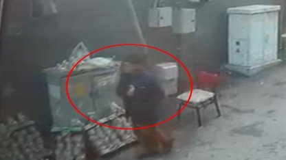 Tezgahtaki telefonu çalınan seyyar satıcıya DHA’nın haberi sonrası yenisi hediye edildi